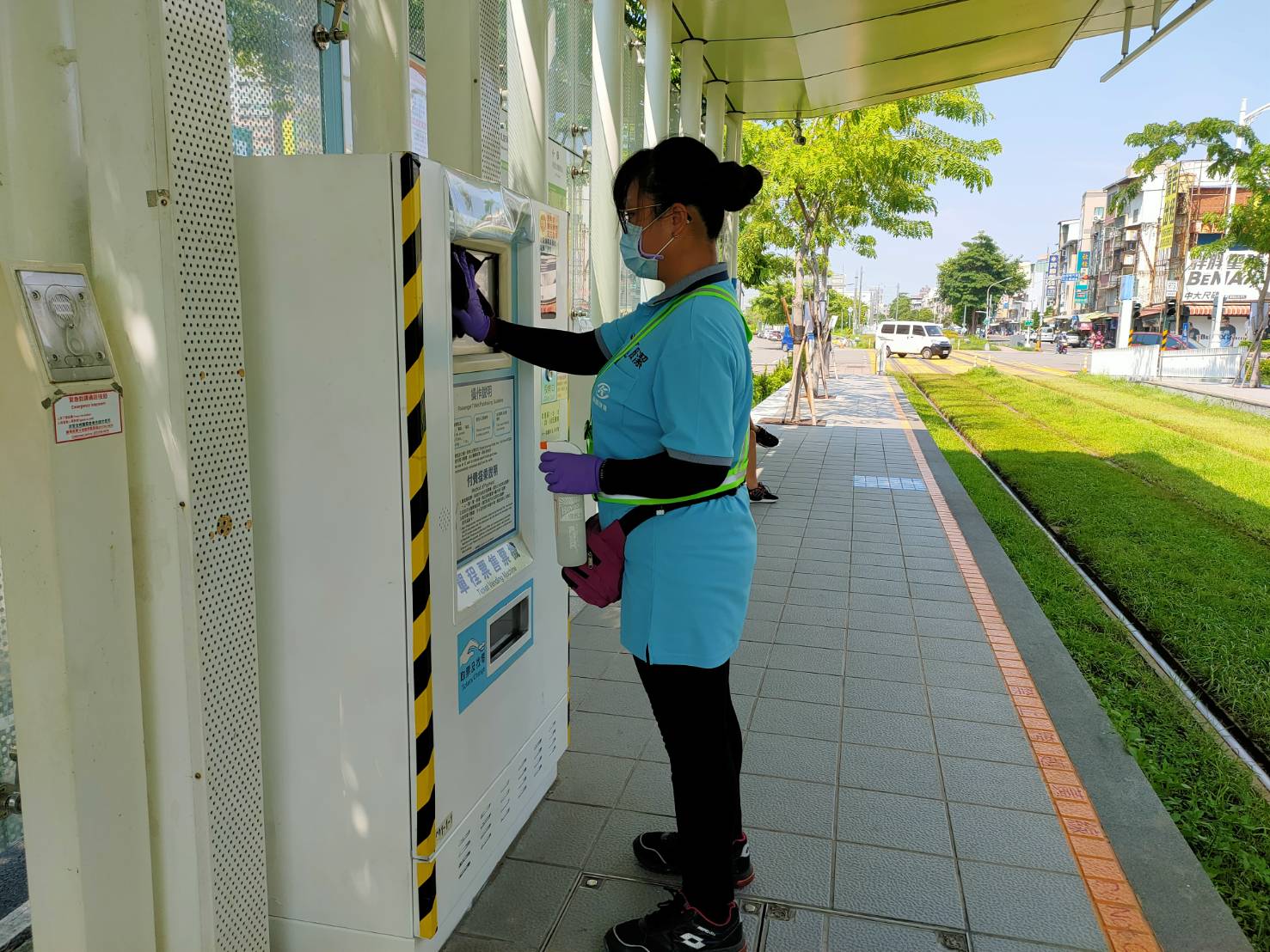 輕軌車站旅客常接觸之購票機進行消毒。
