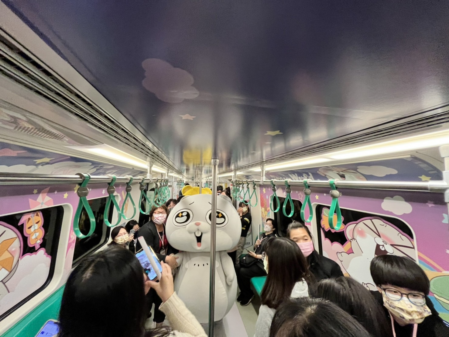 高捷攜手「好想兔」打造超吸睛彩繪列車